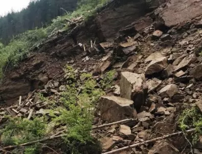 Опасна отвесна скала край Панчарево може да се срути всеки момент и да затрупа коли (ВИДЕО)