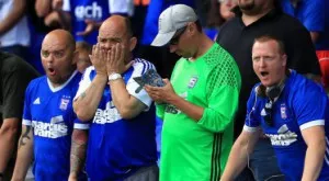 Фен заключи баба си в клетка, докато любимият му отбор не купи защитник (СНИМКИ)