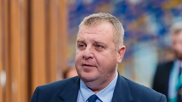 Помня как 30 души се бяхте сгушили в кафенето на парламента и пеехте партизански песни