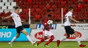 Африканска страна погледна в двата края на Първа лига и извика двама