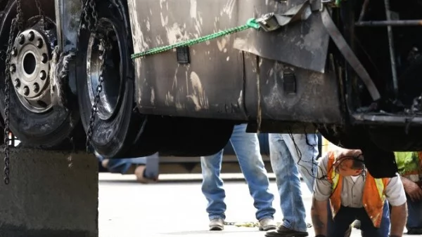 Десетки ранени след като автобус се преобърна близо до Лондон (ВИДЕО)