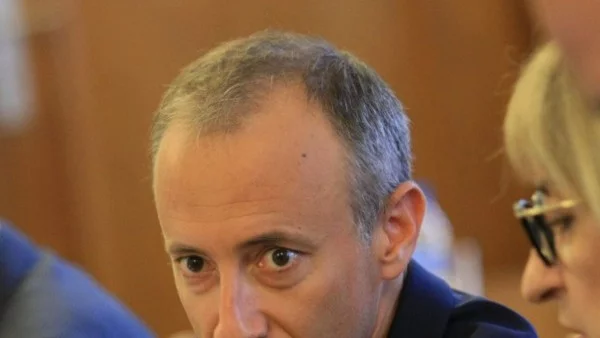 Вълчев обяви резултатите от проверката на цените на учебниците след 7 клас