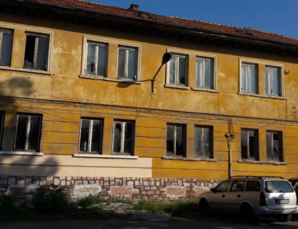Саморазрушаваща се частна сграда в Асеновград застрашава пешеходци