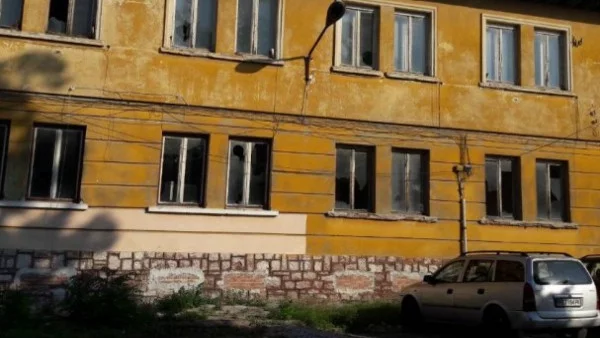 Саморазрушаваща се частна сграда в Асеновград застрашава пешеходци
