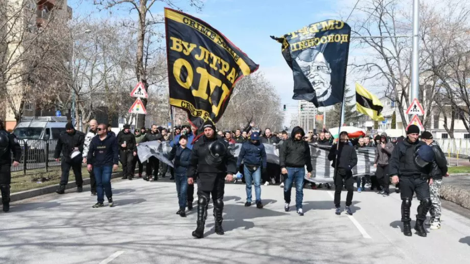 Не се предават: Фенове на Ботев (Пд) с протест пред гръцкото посолство заради Тоско