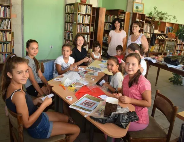 Деца и възрастни от Асеновград се учиха да везат