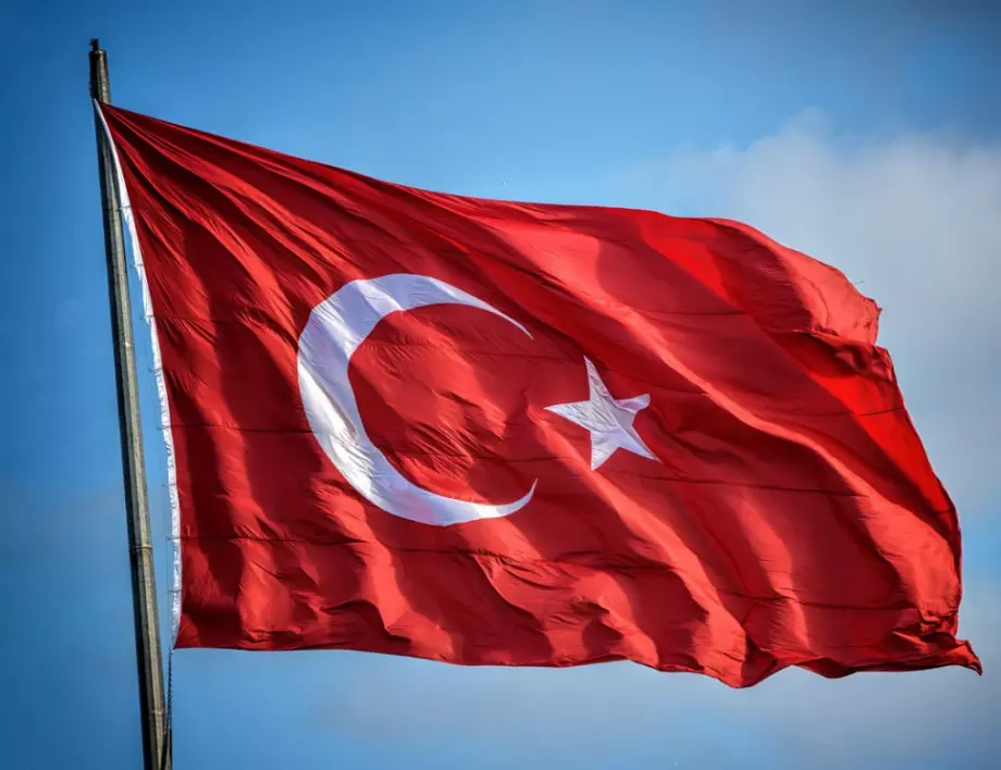 Турска общност тръгна да съди гръцки евродепутат заради скъсано турско знаме
