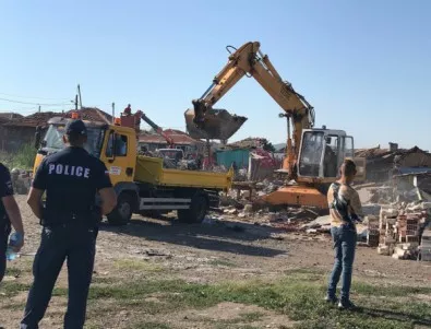 35 незаконни постройки бяха съборени в Бургас