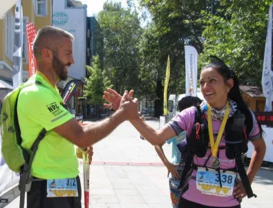 Бегачи от 19 държави мерят издръжливост на 160-километров маратон