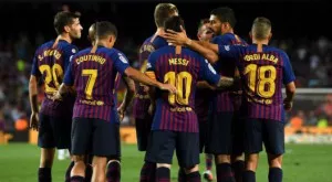 Халф на Барса скочи на бой на известен певец, счупи му носа