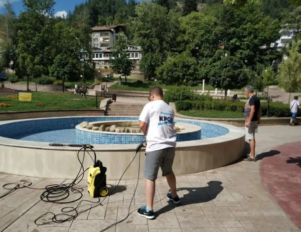 Общински съветници от Смолян се хванаха да ремонтират фонтан