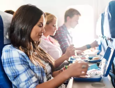  Защо седалките в самолета са сини?