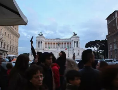 Стриптийз в италиански фонтан вбеси вицепремиера на страната (СНИМКИ)