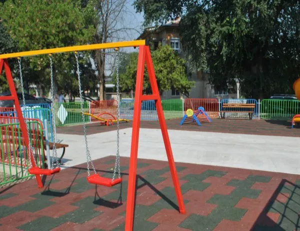 Правят ремонти на детските площадки в Благоевград