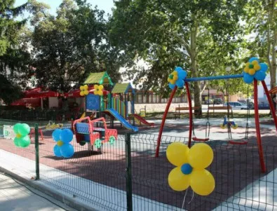 В Русе ремонтират 20 детски площадки