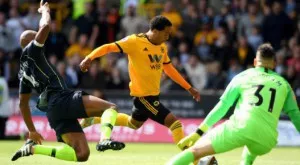 Абсурден гол коства първи точки на Манчестър Сити