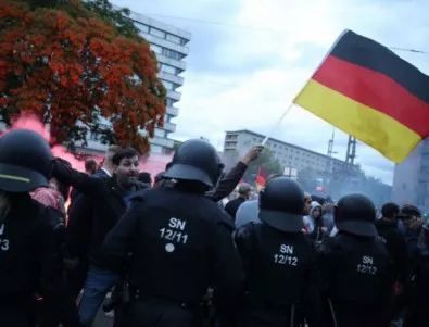 Десетки ранени и стотици арестувани след поредна бурна нощ в Кемниц