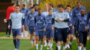 Легендарен английски нападател остава във Висшата лига