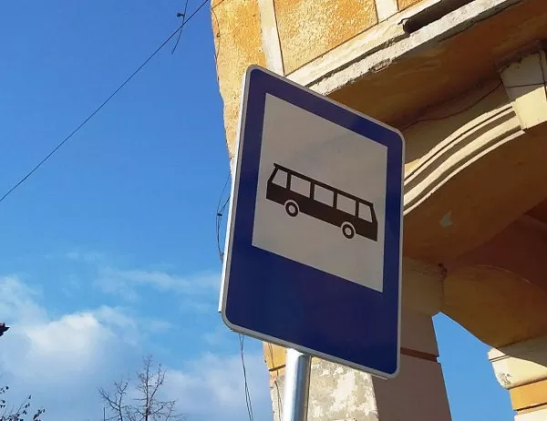 Автобус на градския транспорт в София се удари в трафопост