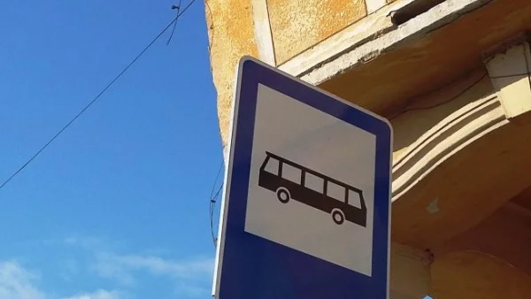 Автобус на градския транспорт в София се удари в трафопост