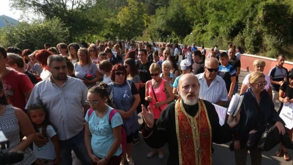 Протестите в Своге продължават, въпреки че започна ремонтът на пътя