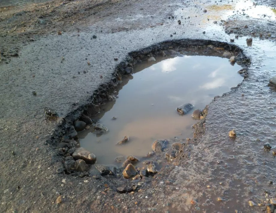 Кола пропадна в дупка заради ВиК авария в Пловдив 