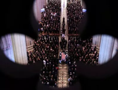 Погребението на Маккейн - нов повод да бъде нищен Доналд Тръмп (ВИДЕО)