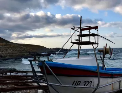 Рибарска лодка се обърна край Китен, има загинал
