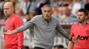 Поканиха Моуриньо на мач по хокей, Специалния се преби на леда (ВИДЕО)