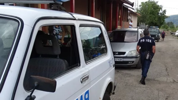 30-годишен мъж стреля с въздушен пистолет по автобус, превозващ работници