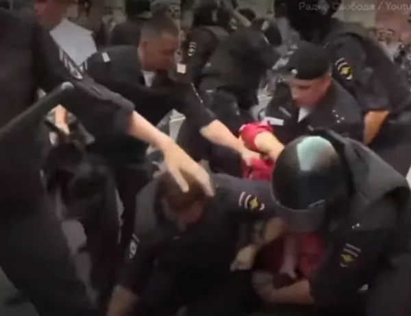 "Корупцията краде пенсиите". Как полицията разгроми протестите в Русия (ВИДЕО)