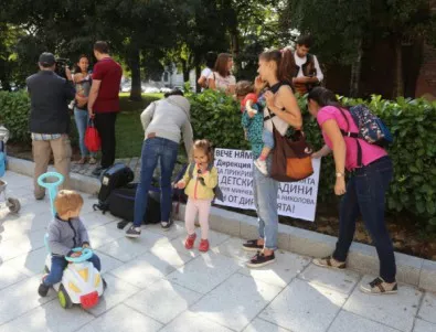 Протест пред Столичната община срещу порочните практики в детските градини
