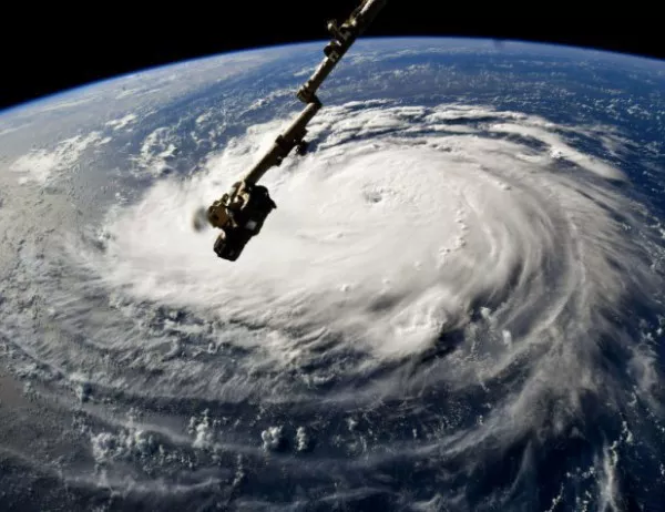 Ураганът "Флорънс" става изключително опасен в следващите часове