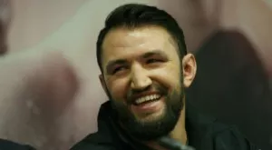 Фюри кацна на летище София и нарече Кобрата "остаряващ"