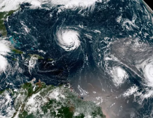 Ураганът "Флорънс" понижи силата си