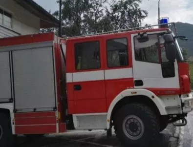 Пожарна се обърна в село край Белица