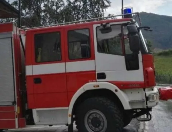 Мъж обгоря тежко при пожар в дома му в Дупница 