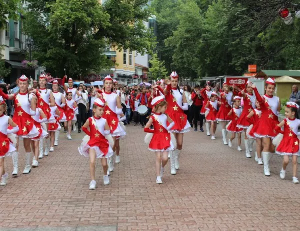 Учебната година в Асеновградско стартира с над 5 100 ученици, 525 са първокласниците