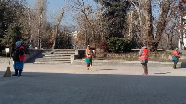 Асеновградчани се включват в масовото почистване пред жилищата си