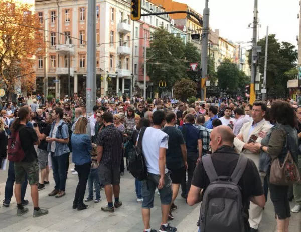Протест в защита на разследващите журналисти, арестувани в Радомир (ВИДЕО)