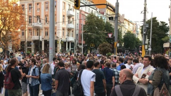 Протест в защита на разследващите журналисти, арестувани в Радомир (ВИДЕО)