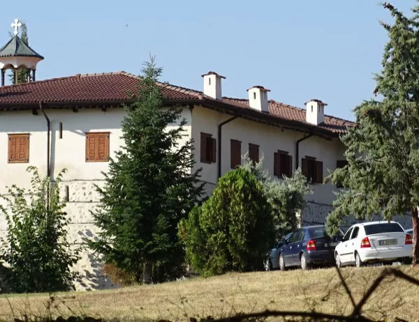 Полицията все още търси крадците от Роженски манастир 