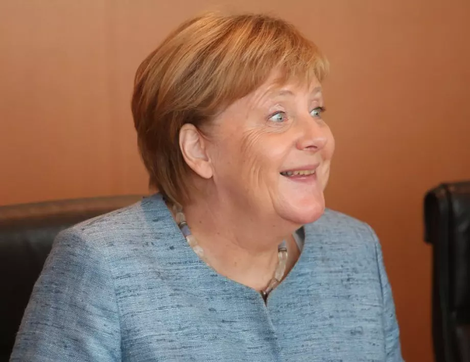 Меркел и вълнуващото й преживяване с папагалите (СНИМКА)