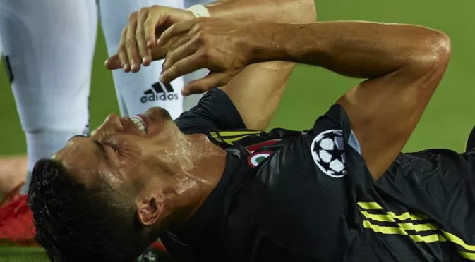 Ужасът на Роналдо: Побесня заради картона, а след това рухна в сълзи (ВИДЕО И СНИМКИ)