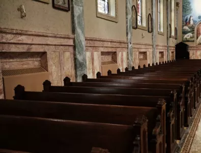 Скандален ремонт: Опаковали с фибран католическа катедрала