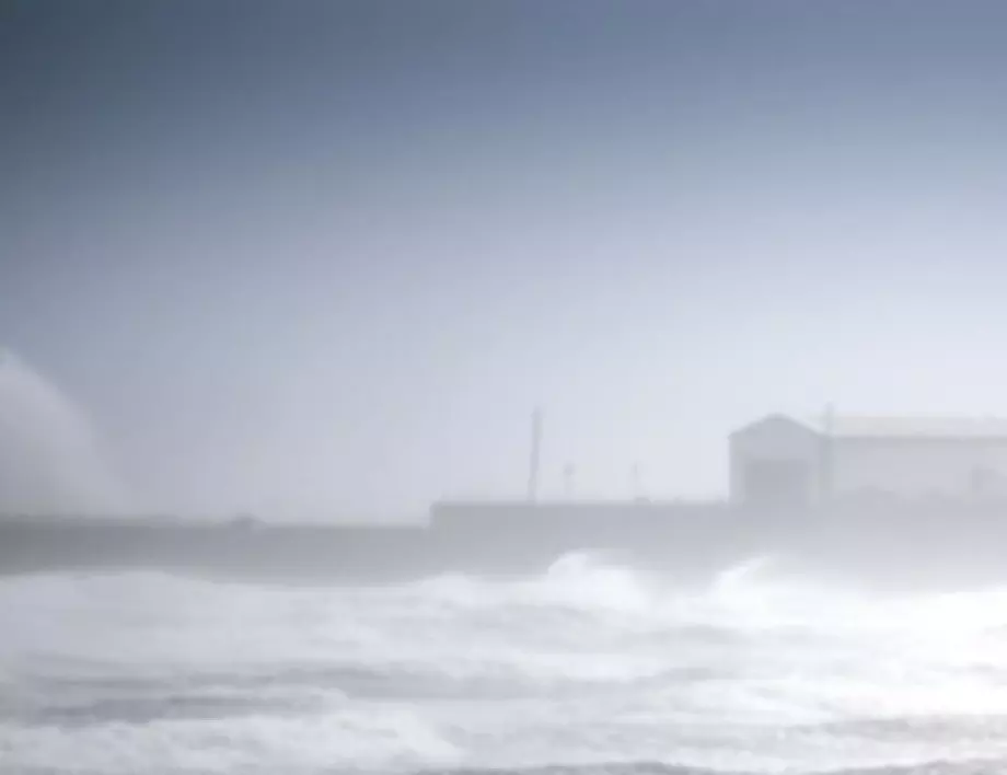 Бурята "Брендън" връхлетя Ирландия с ветрове от 130 км/ч (ВИДЕО)