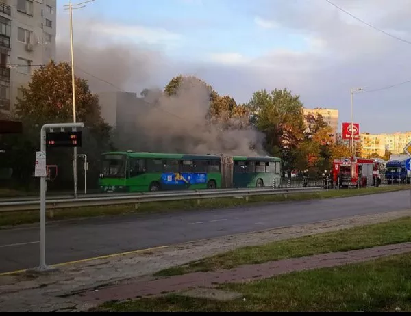 Автобус се запали в "Младост" 