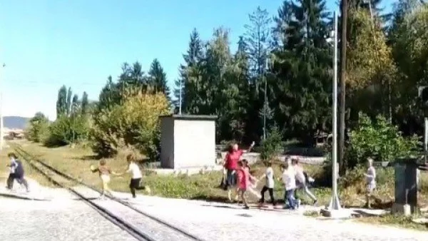 Деца с учителка минават пред влак, вместо да спрат (ВИДЕО)