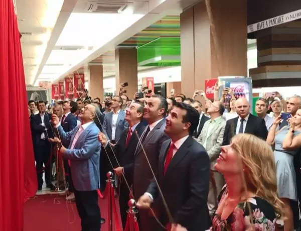 Заев участва в откриването на първото KFC в Македония (ВИДЕО)