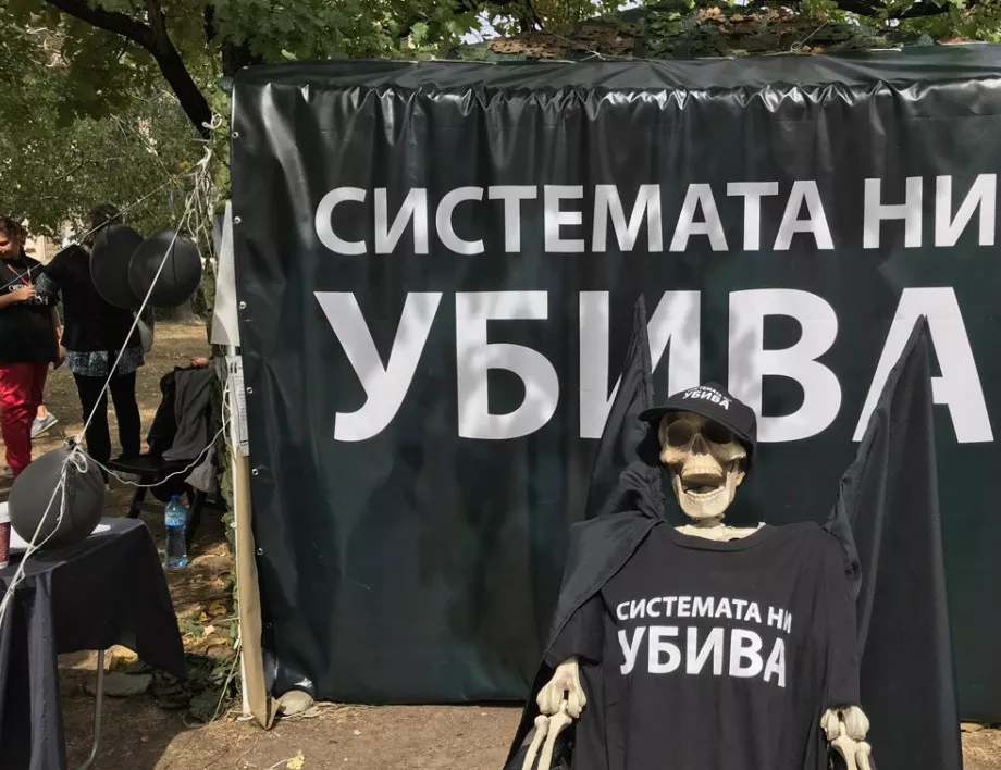 Майките от „Системата ни убива“ искат оставката на Валери Симеонов